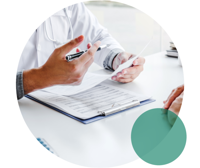 Ein Arzt und ein Patient im Gespräch