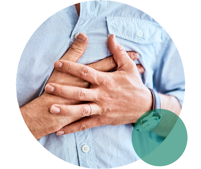 Person hält Hände eng an die Brust gedrückt.