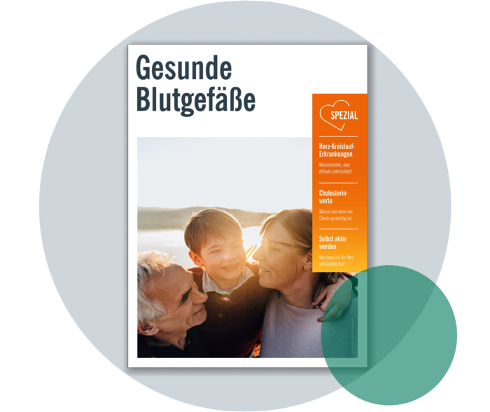 Informationen zur Gefäßgesundheit Titelseite eines Magazins mit der Überschrift „Gesunde Blutgefäße“. Auf dem Bild der Titelseite ein Mann, eine Frau und ein Kind lächelnd im Sonnenuntergang.