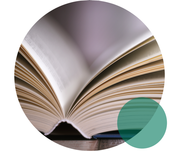 Aufgeschlagenes dickes Buch.