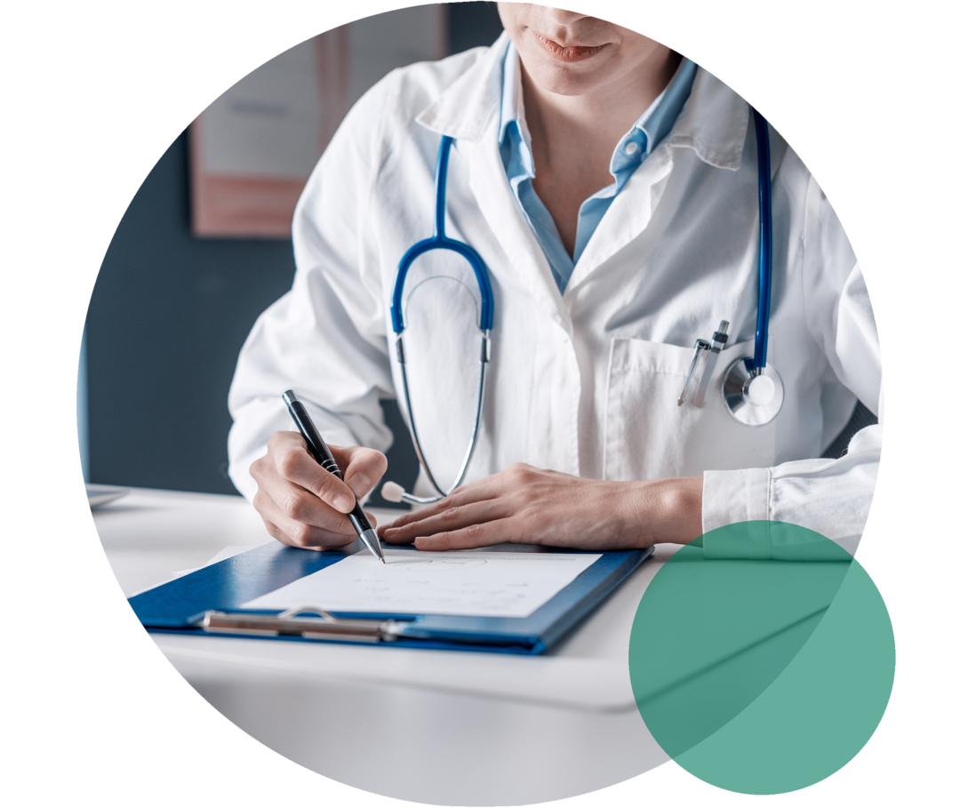 Eine Ärztin schreibt etwas auf ihr Klemmbrett