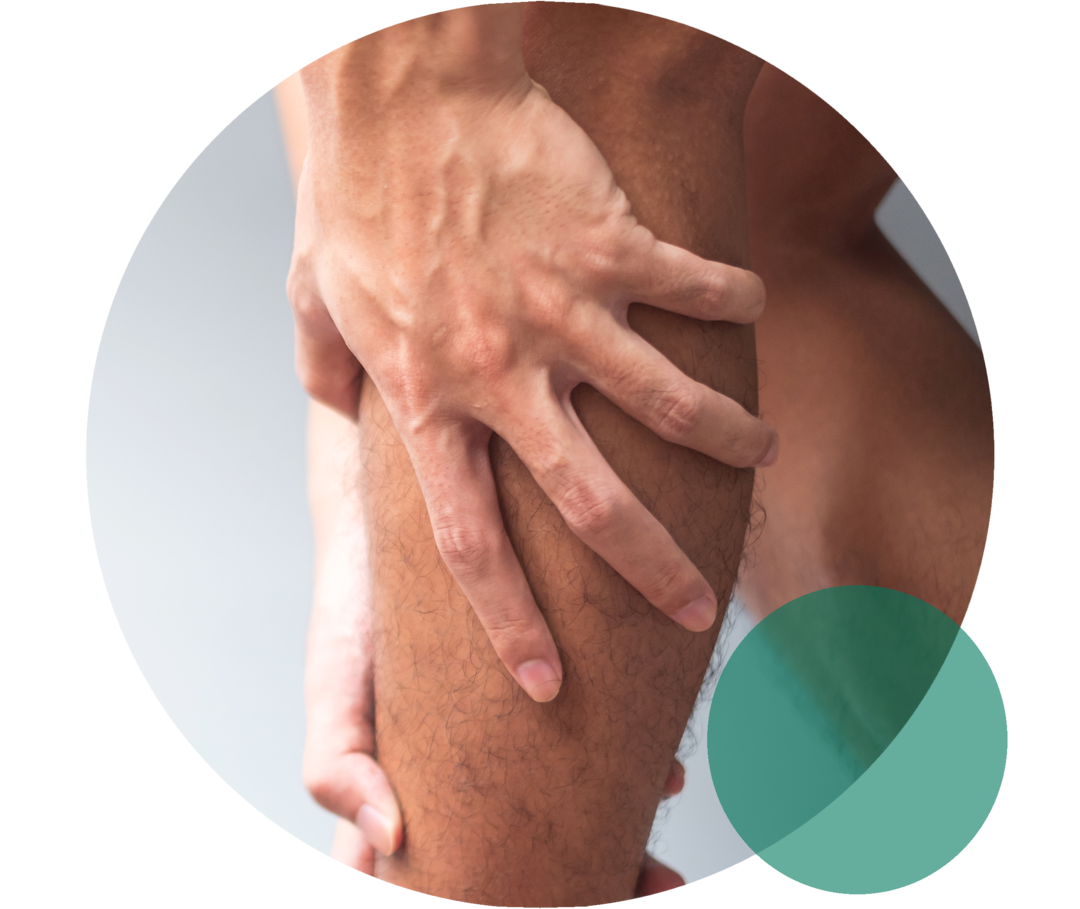 Hände umschließen und halten die Wade eines Beines.