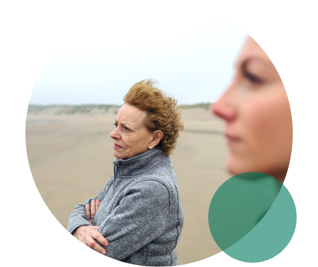 Zwei Frauen stehen am Strand Zwei Frauen stehen am Strand