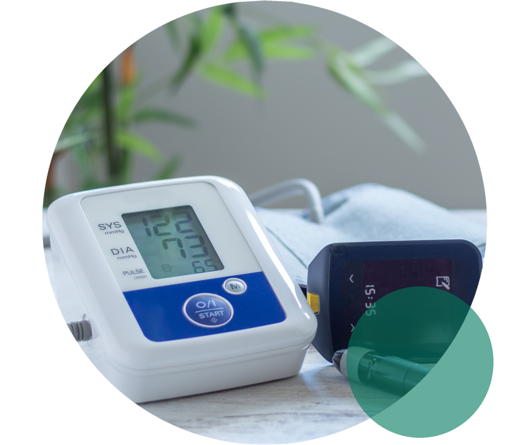 Ein Blutdruckmessgerät liegt auf einem Tisch.