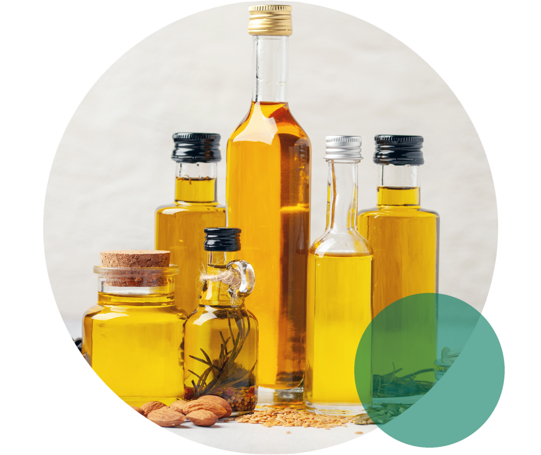 Sechs Glasflaschen, die eine ölige gelbe Flüssigkeit enthalten.