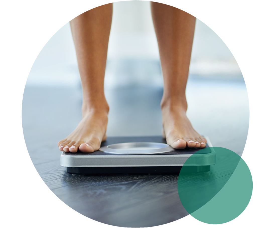 Füße stehen auf einer Körperwaage.